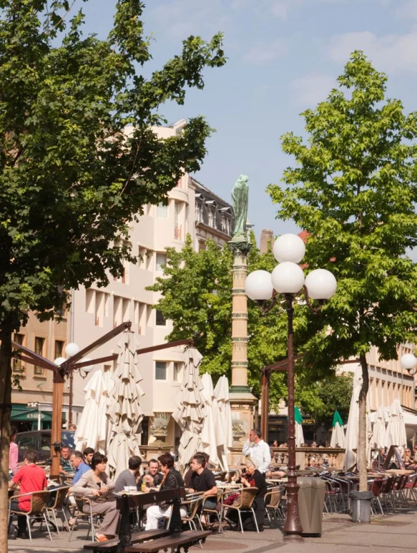 METZ : Marchant à Metz