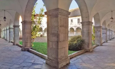 DOLE : Le Cloître des Cordeliers à Dole