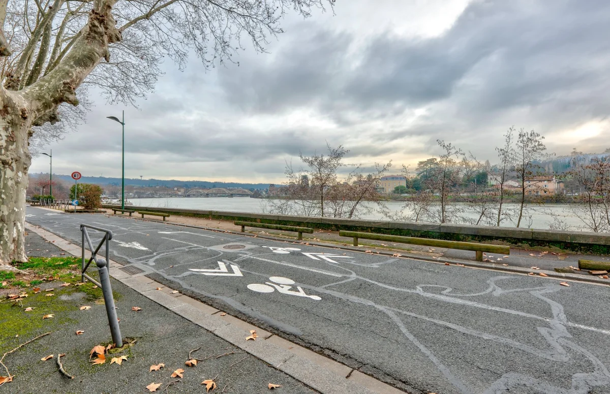 Le 23 Barbes à Neuville-sur-Saône