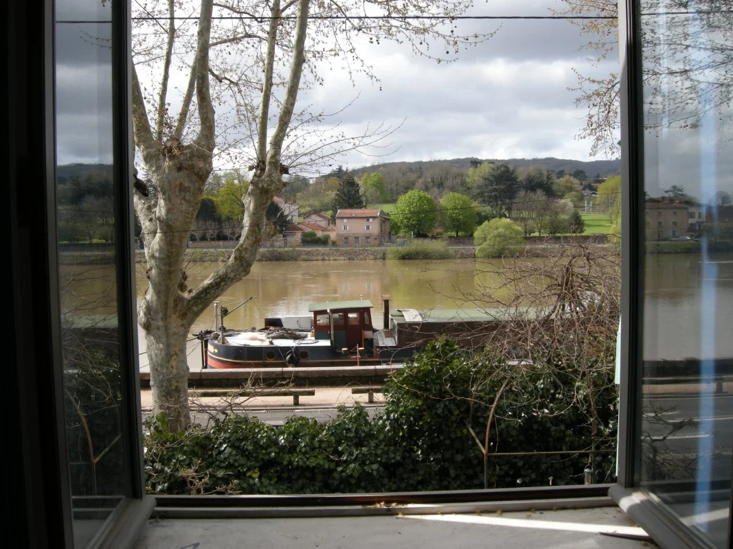 Le 23 Barbes à Neuville-sur-Saône