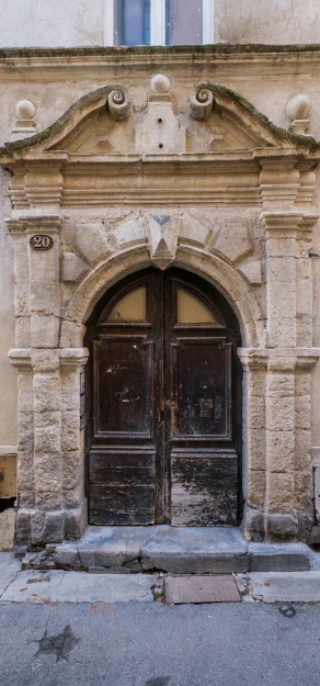 Nîmes : le portail des orangers à Nîmes