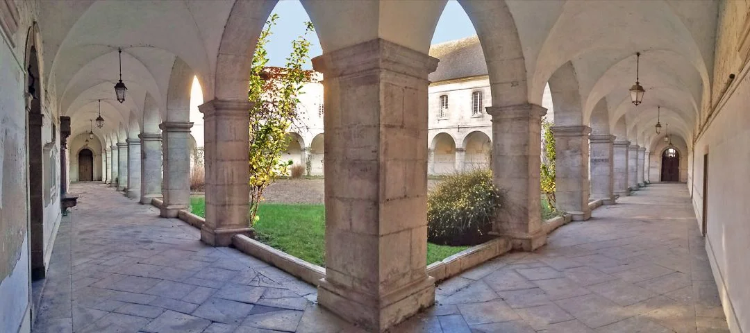 DOLE : Le Cloître des Cordeliers à Dole