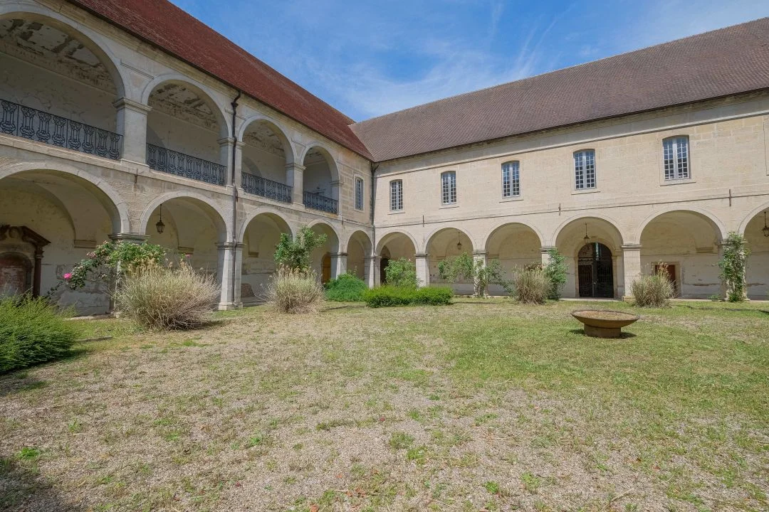DOLE : Le Cloître des Cordeliers à Dole