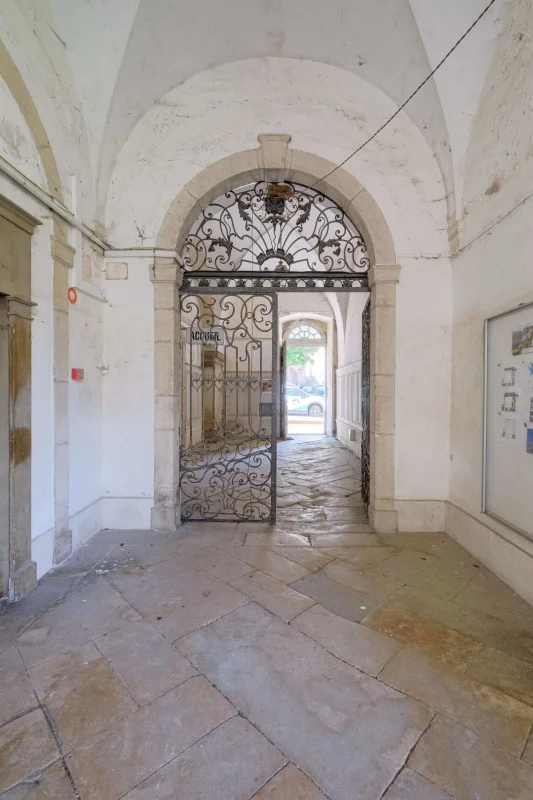 DOLE : Le Cloître des Cordeliers à Dole